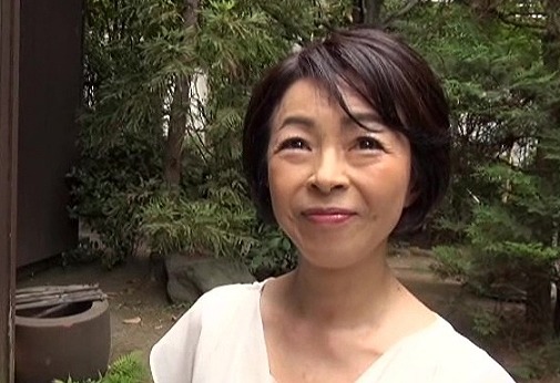 55歳のパイパンおばさん・藍川京子が野外でオマンコ広げていやらしく腰を振る動画