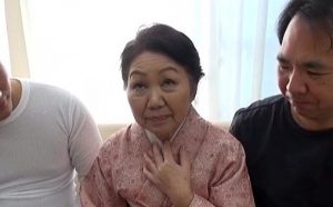 中原ひとみ60歳の還暦の美尻が肉棒を欲しがる！息子のような男優と交尾する