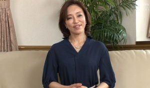 物静かでお上品なセレブ妻の谷崎鈴（別名 深雪つばさ）52歳が巨根チンポを貪りフェラ！