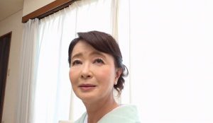 今泉佐保61歳AVデビュー おばあちゃんが着物姿でAV撮影してイク！