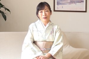 白髪交じりの還暦老婆が若いギンギンチンポに中出しファック!夕月しのぶ(別名 黛日出子)60歳