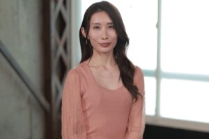 ビンビン敏感!ペッタンコの貧乳スレンダーボディーの京香栞38歳 チンポ大好きフェラチオマニア!