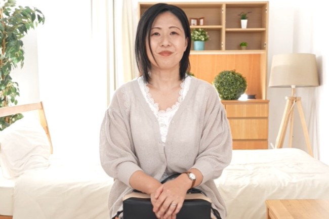 カスレたおばさん声で絶頂生配信！本条なつみ48歳 電マが友達の快感中毒者