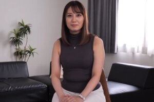 カメラ目線で何度も「イッくぅ〰️！」赤坂ちずる40歳パツパツ下半身デカ尻熟女